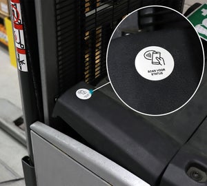 RFID keuringslabel op heftruck voor snelle statuscontrole via smartphone